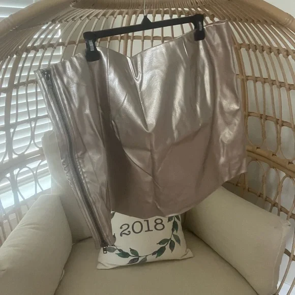 Skirt with side zipper closure - Picture 3 of 3